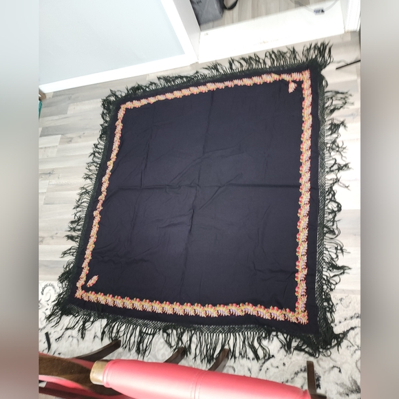 💥Sale💥Floral Fringed Shawl/Wrap/Scarf/Table Cloth - Picture 4 of 6